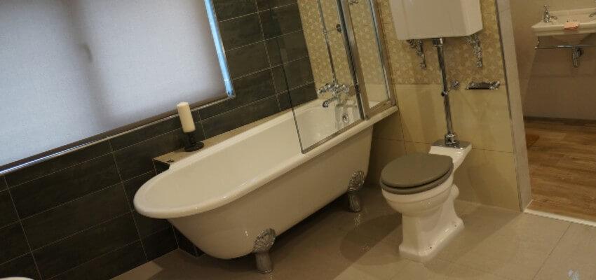 Luxury-Bathroom-Suite-Image